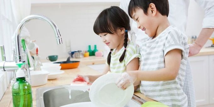 Cho trẻ làm việc nhà càng sớm càng tốt sẽ giúp trẻ thành công hơn sau này. Ảnh: Goodhousekeeping