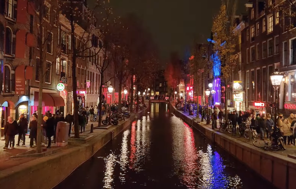 Khách Việt đỏ mặt trải nghiệm phố đèn đỏ nổi tiếng Amsterdam - 1 Khách Việt đỏ mặt trải nghiệm phố đèn đỏ nổi tiếng Amsterdam - 1