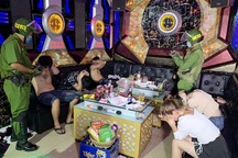 Đột kích quán karaoke, phát hiện nhiều khách chơi dương tính với ma túy