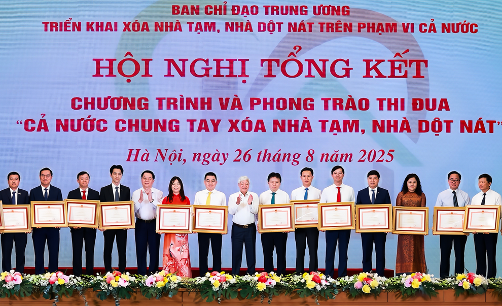 HDBank erhielt vom Premierminister eine Verdiensturkunde für ihren Beitrag zum Programm zur Beseitigung provisorischer und baufälliger Häuser - 1 HDBank nhận Bằng khen của Thủ tướng nhờ đóng góp trong chương trình xóa nhà tạm, dột nát - 1