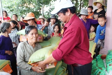 Thêm 320 triệu đồng giúp đồng bào bị lũ lụt tại Nghệ An