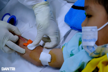 Người bệnh ở TPHCM kiệt quệ vì thiếu thuốc, cơ sở y tế mượn nhau tạm để xài