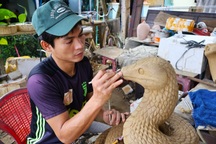 Thợ trẻ làng gốm 500 tuổi tỉ mẩn tạo hình linh vật năm Ất Tỵ