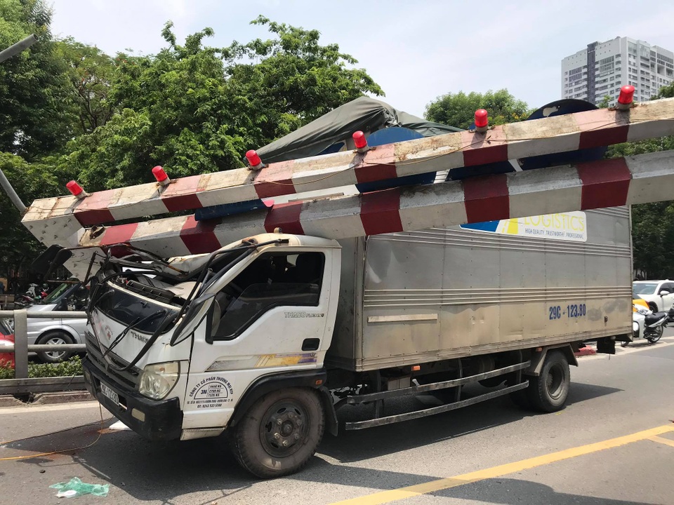 Xe tải đâm sập thanh hạn chế chiều cao cầu vượt Thái Hà, tài xế... bỏ đi - 1 Xe tải đâm sập thanh hạn chế chiều cao cầu vượt Thái Hà, tài xế... bỏ đi - 1