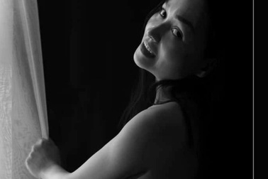 Cô gái khuyết tật chụp ảnh nude: "Em không ngại anh nhé!"