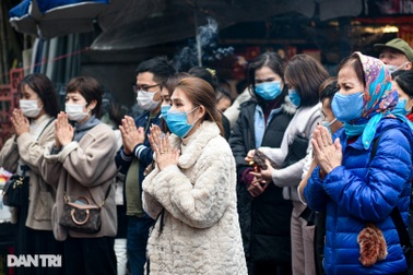 Dân công sở ở Hà Nội "đội mưa, vượt giá rét" vái vọng bên ngoài Phủ Tây Hồ