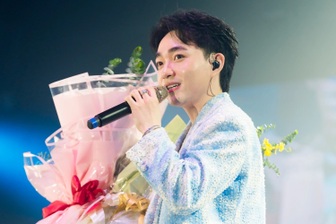 Ca sĩ Trung Quang xúc động trong đêm nhạc kín khán giả