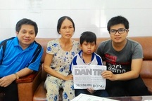 Trao hơn 30 triệu đồng cho cậu bé ung thư ngóng cha giai đoạn cuối