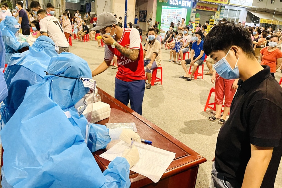 Xuyên đêm xét nghiệm hơn 4.000 dân khu nhà ở xã hội lớn nhất Bình Dương - 8 Xuyên đêm xét nghiệm hơn 4.000 dân khu nhà ở xã hội lớn nhất Bình Dương - 8