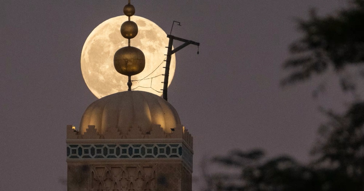 Chùm ảnh siêu trăng cuối cùng trong năm 2025 rực sáng trên bầu trời