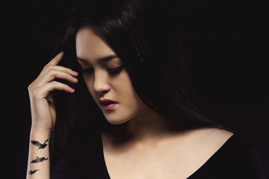 Á hậu Hoàng Anh đẹp bí ẩn với hình xăm