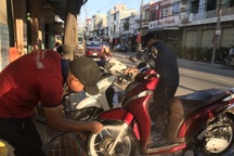 Bận rộn từ sáng đến tối, dịch vụ rửa xe cuối năm kiếm bộn tiền