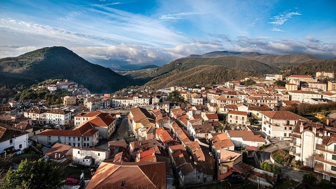 Ngôi làng ở Italy chào bán nhà 1 euro cho người Mỹ muốn di cư sau bầu cử - 1