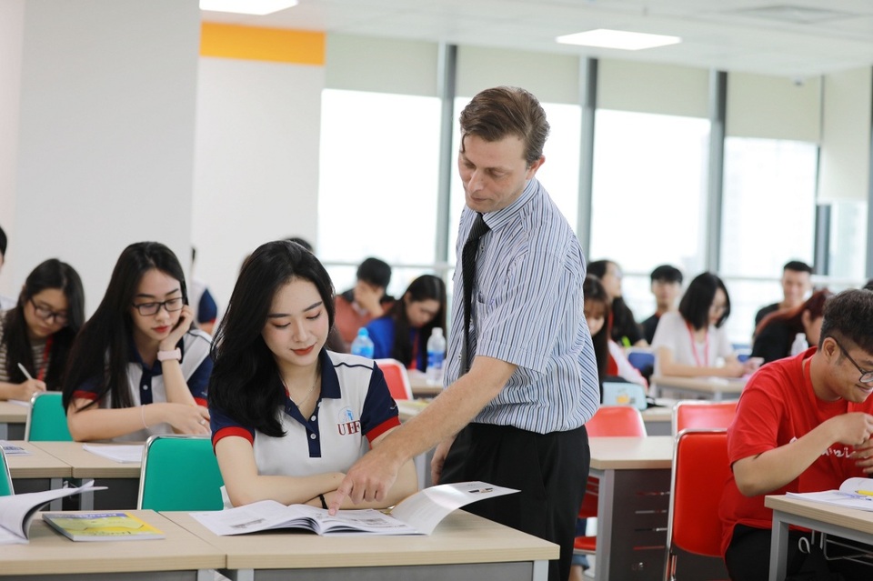 Tiếng Anh bậc đại học, câu chuyện ngoại ngữ nền tảng của sinh viên UEF - 1 Tiếng Anh bậc đại học, câu chuyện ngoại ngữ nền tảng của sinh viên UEF - 1