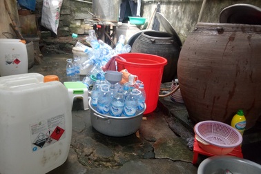 Bắt quả tang cơ sở sản xuất giấm ăn bằng... axit công nghiệp