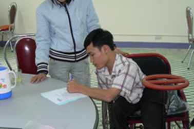 Trao tiền ủng hộ cho sinh viên Trần Văn Sơn và em Nguyễn Thanh Phi