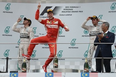 Vettel ngắt mạch chiến thắng của Mercedes