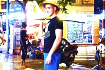 Sống ở Việt Nam 10 năm, khách Tây thấy sốc khi mua hàng bị nói thách