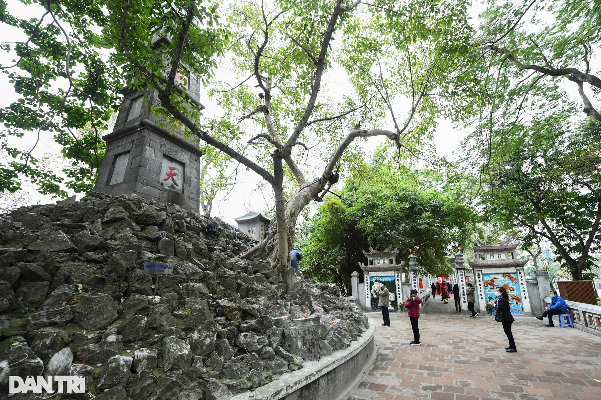 Hà Nội tĩnh mịch, vắng vẻ trong buổi sáng mùng 1 Tết - 18 Hà Nội tĩnh mịch, vắng vẻ trong buổi sáng mùng 1 Tết - 18