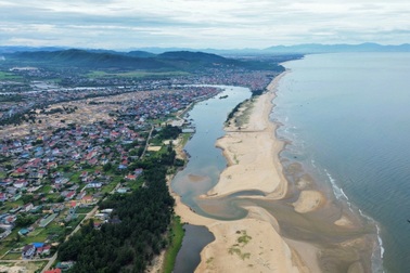 Cửa sông bị bồi lấp gần trơ đáy, hàng trăm tàu cá tắc đường ra biển