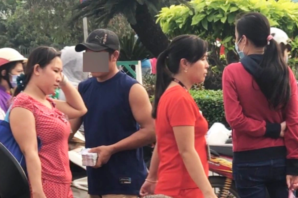 Khó được ứng lương, công nhân ngậm đắng vay tín dụng đen? - 2 Khó được ứng lương, công nhân ngậm đắng vay tín dụng đen? - 2