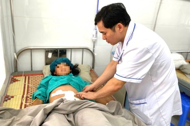 Cắt bỏ khối u nặng 9kg trong bụng bé gái 14 tuổi