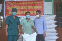 Người dân gặp khó do dịch Covid-19 ấm lòng khi được cấp gạo