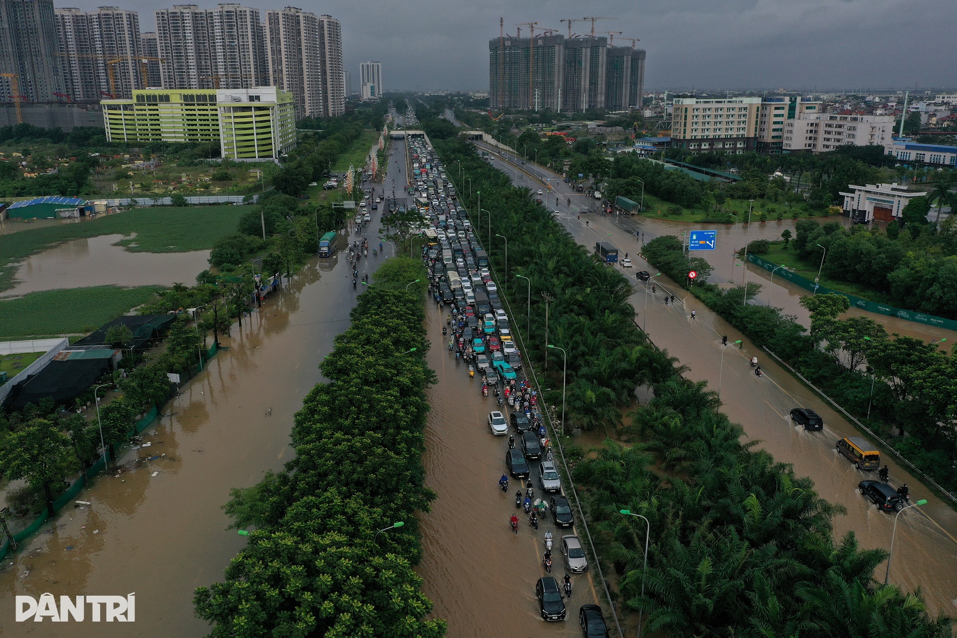 Đại lộ Thăng Long vẫn ngập sâu, ùn tắc kéo dài gần 10km trên cao tốc - 3 Đại lộ Thăng Long vẫn ngập sâu, ùn tắc kéo dài gần 10km trên cao tốc - 3