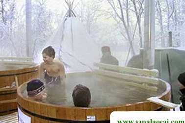 Xông hơi, tắm thuốc người Dao xuống phố Sapa