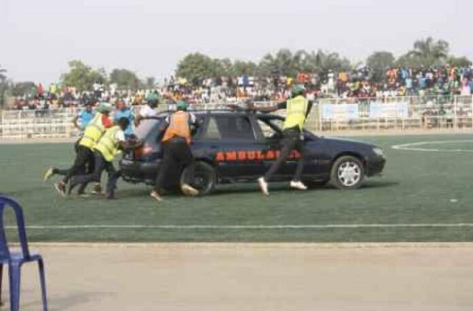 Cầu thủ qua đời trên sân, Nigeria hoãn vô thời hạn giải đấu hàng đầu - 2 Cầu thủ qua đời trên sân, Nigeria hoãn vô thời hạn giải đấu hàng đầu - 2