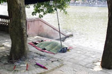 Phát hiện xác người giữa hồ Thủ Lệ 