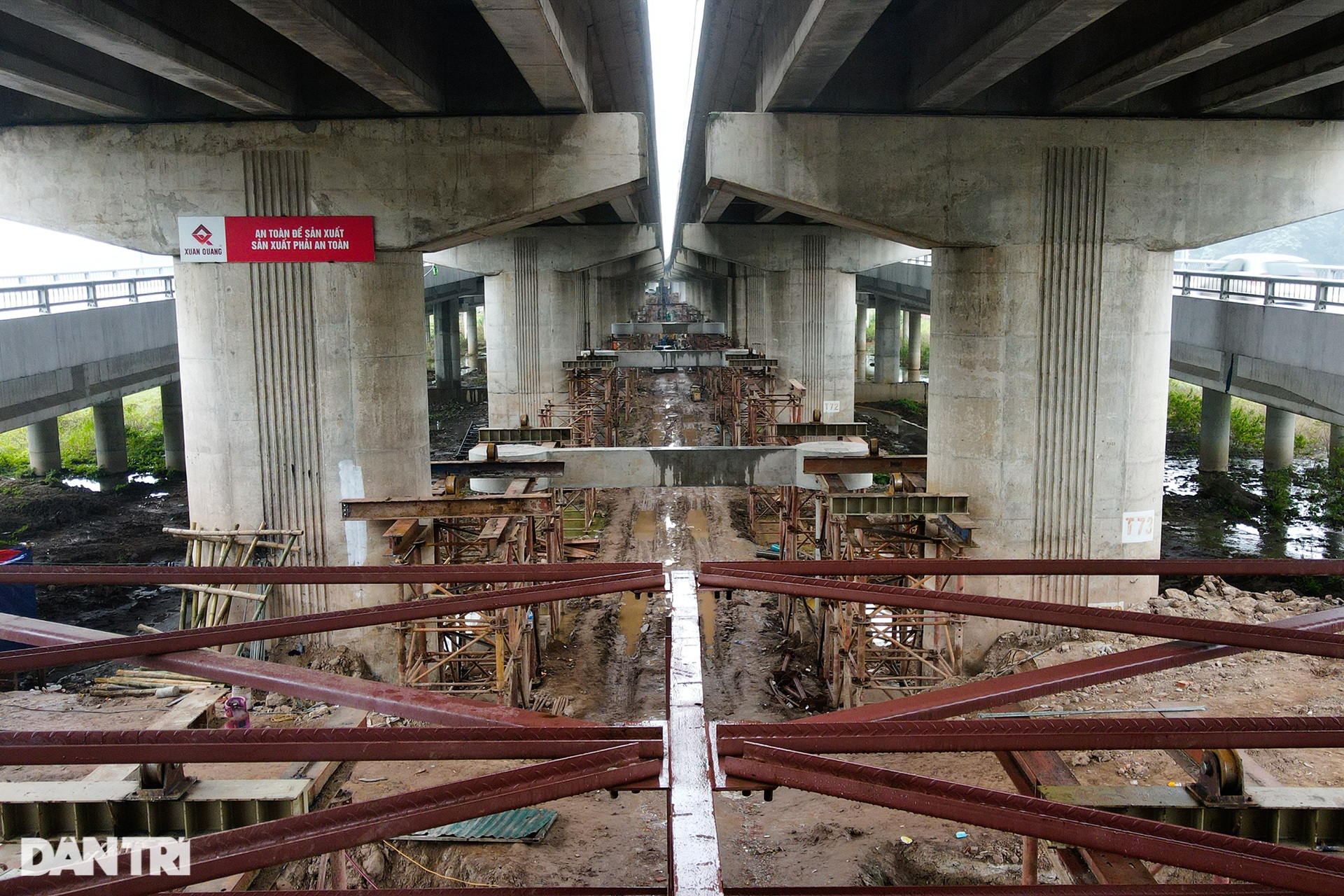 Độc đáo cây cầu vòm sắt nằm lọt thỏm dưới gầm đường Vành đai 3 ở Hà Nội - 2