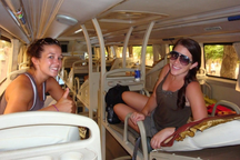 Khách Tây kể hành trình 24 giờ đi xe giường nằm từ Việt Nam sang Lào