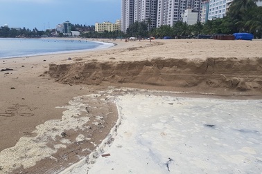 Nha Trang: Bãi biển ô nhiễm nặng khiến du khách "chạy mất dép"