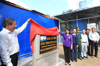 Hơn 300 hộ dân vùng biên giới vui mừng vì có nước sạch