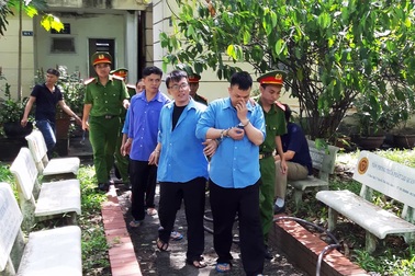 Băng cướp dùng mã tấu, hơi cay tấn công cảnh sát