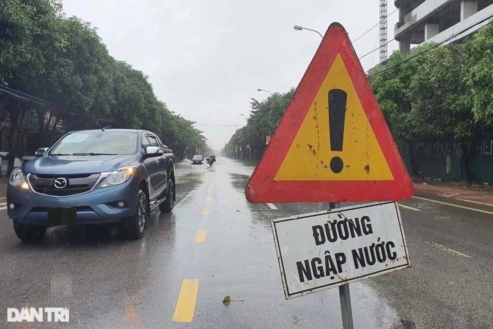 Mưa lớn nước ngập cả mét, phương tiện giao thông bơi trên đường - 7 Mưa lớn nước ngập cả mét, phương tiện giao thông bơi trên đường - 7