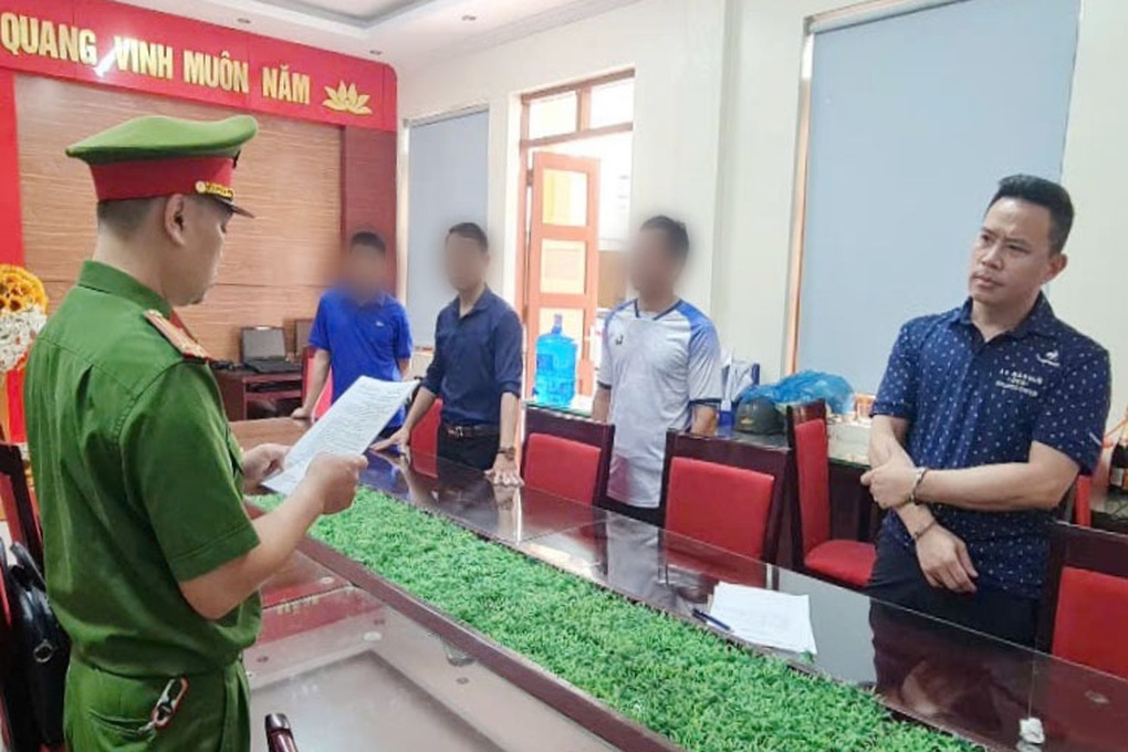 Bắt tạm giam người đàn ông bị cáo buộc lừa chạy việc giáo viên - 1 Bắt tạm giam người đàn ông bị cáo buộc lừa chạy việc giáo viên - 1