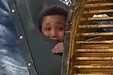 Chơi trốn tìm trong thùng rác, cậu bé vô tình bị "bốc" lên xe tải