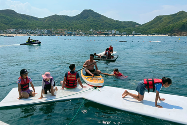 Bình Định: Nắng nóng, du khách đổ xô đi biển, điểm đến tâm linh vắng vẻ