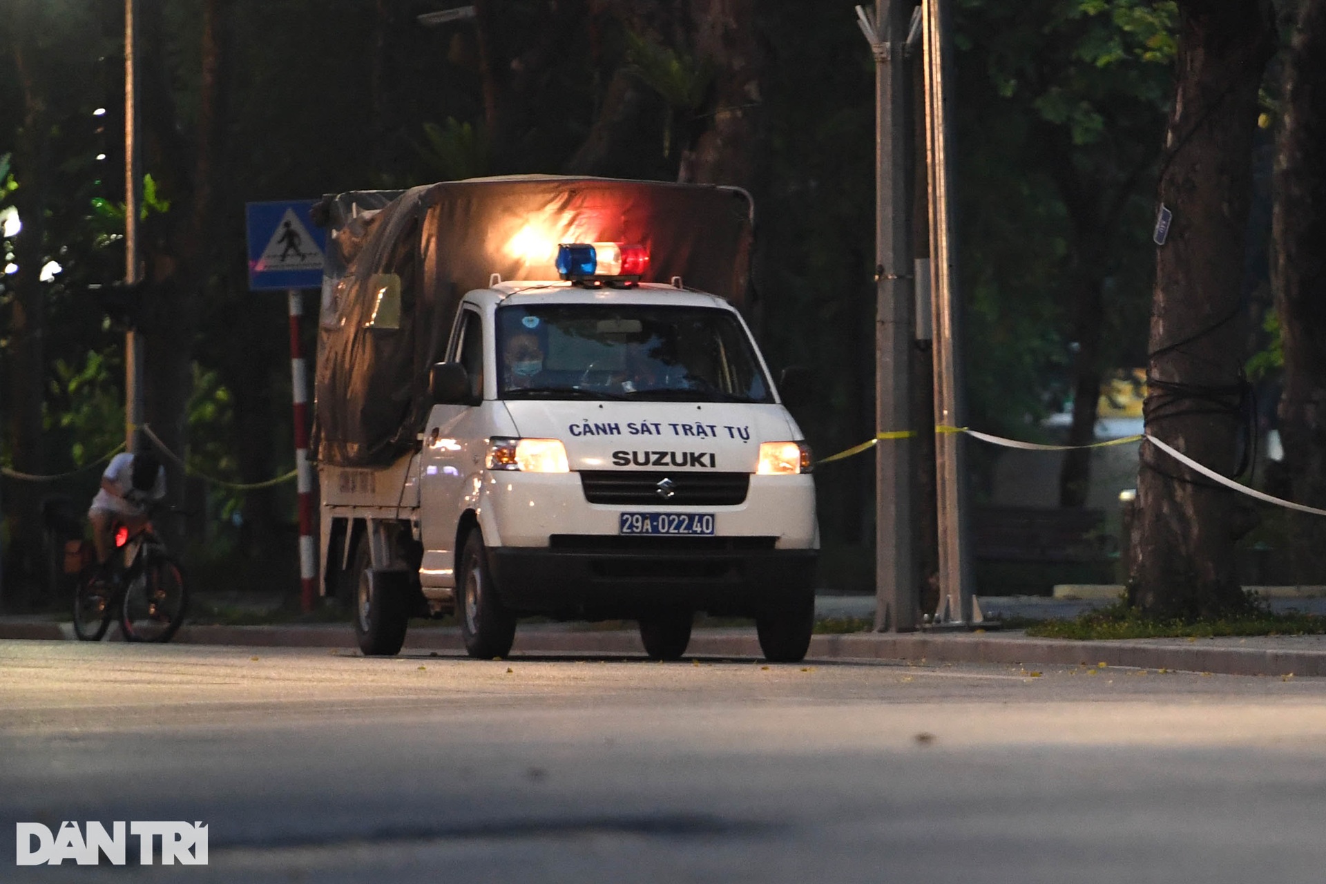 Phớt lờ quy định phòng dịch, người dân đổ ra hồ Gươm tập thể dục sáng - 4 Phớt lờ quy định phòng dịch, người dân đổ ra hồ Gươm tập thể dục sáng - 4