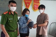 Nam thanh niên chờ suốt 2 tiếng để trả lại 30 triệu đồng nhặt được