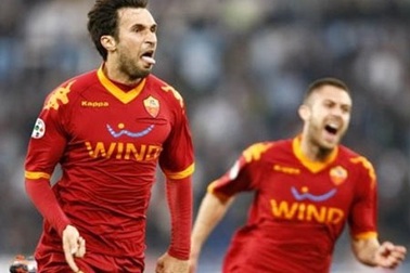 Thắng nghẹt thở Lazio, AS Roma nắm lại ngôi đầu