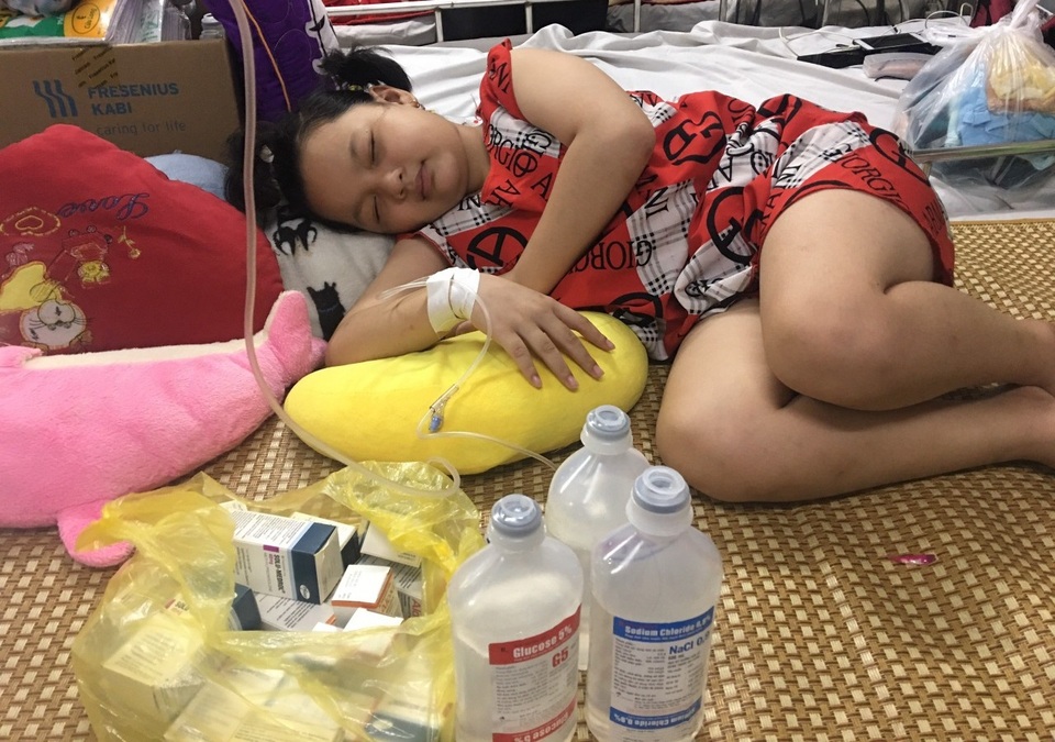 Thương bé gái xinh đẹp bị bố bỏ rơi khi đang chống chọi bệnh tật - 6 Thương bé gái xinh đẹp bị bố bỏ rơi khi đang chống chọi bệnh tật - 6