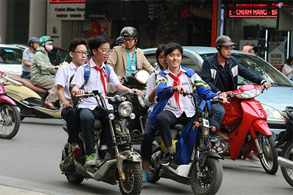 Đôi lời về việc đội mũ bảo hiểm của học sinh - 1 Đôi lời về việc đội mũ bảo hiểm của học sinh - 1
