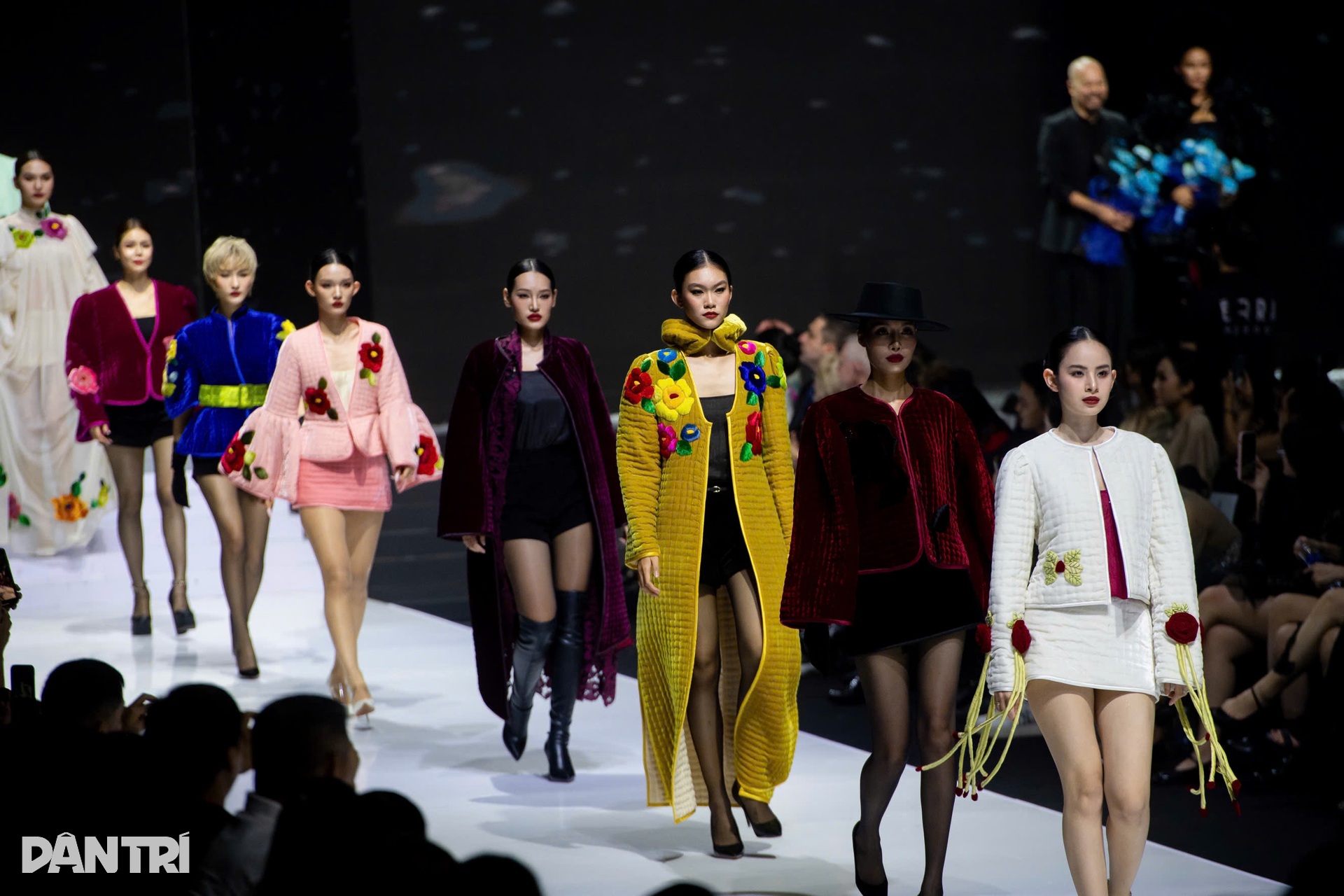 Dàn người mẫu quái vật Labubu gây sốt trên sàn diễn thời trang - 27