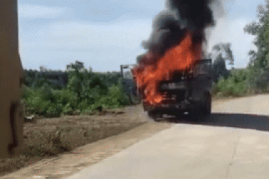 Xe hổ vồ bốc cháy dữ dội giữa trời nắng nóng gay gắt