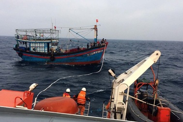 Cứu hộ 13 ngư dân trôi dạt nhiều giờ trên biển