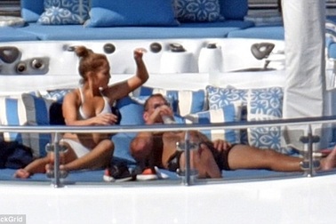 Ronaldo và Jennifer Lopez đi nghỉ trên du thuyền siêu sang