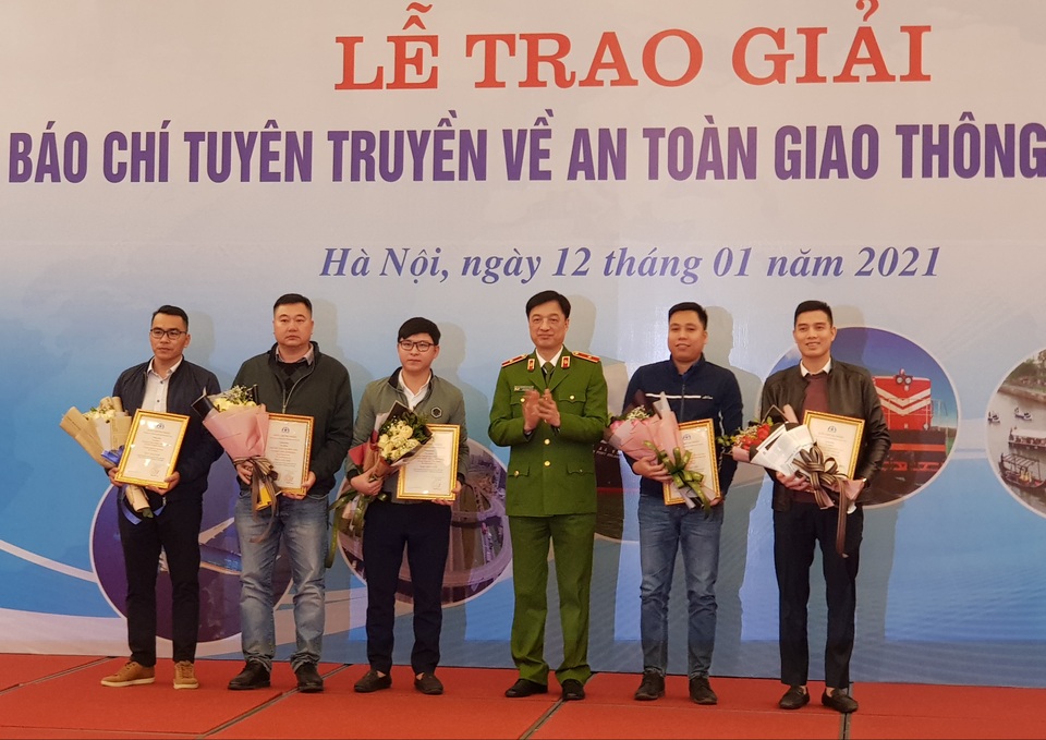 Phóng viên Dân trí đoạt giải Báo chí tuyên truyền về ATGT năm 2020 - 2 Phóng viên Dân trí đoạt giải Báo chí tuyên truyền về ATGT năm 2020 - 2